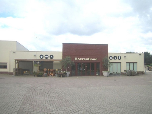 Winkel en opslagloods Neer